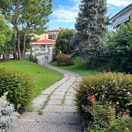 Gold Garda Desenzano Apartment Desenzano del Garda Ngoại thất bức ảnh