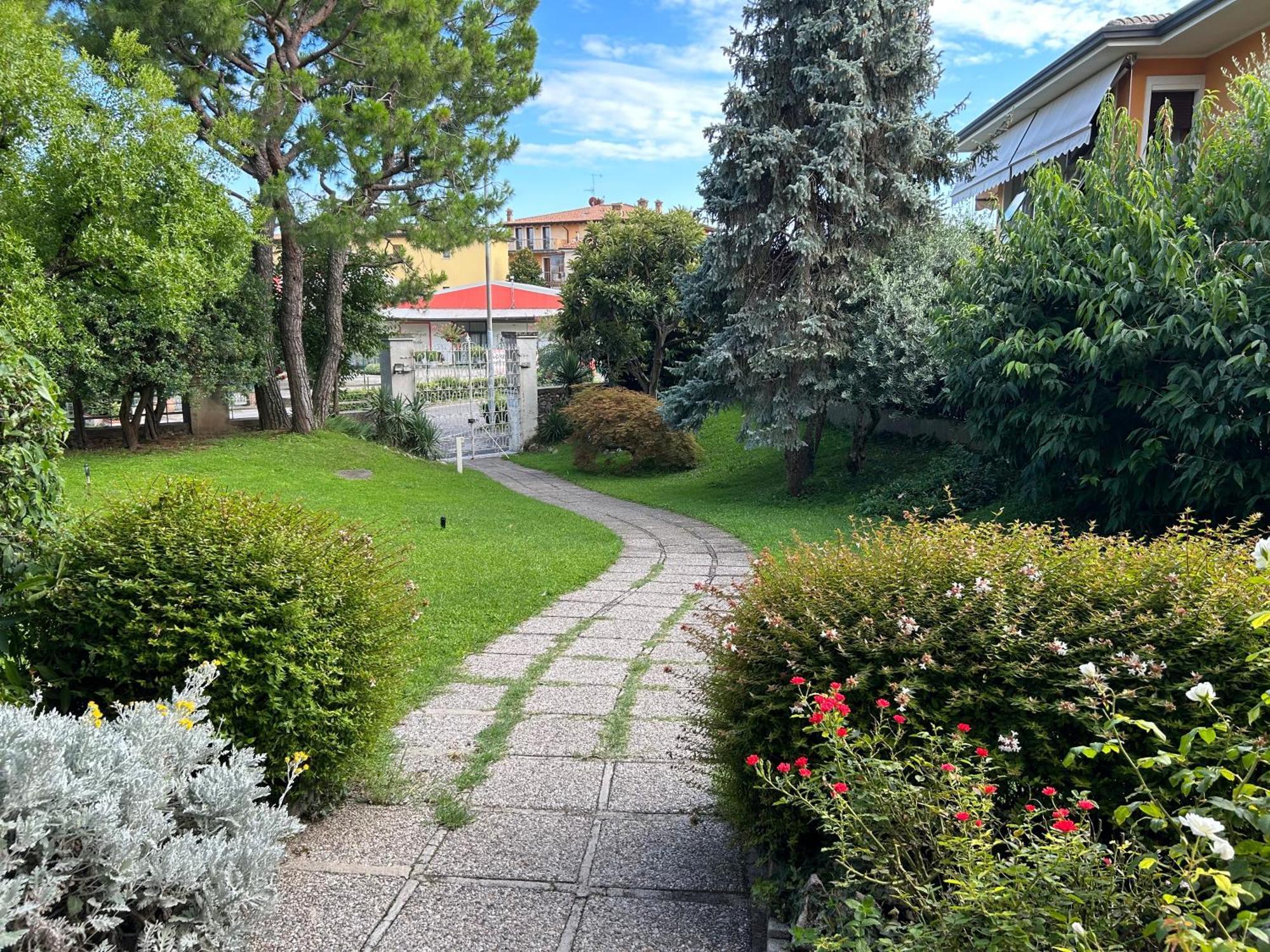 Gold Garda Desenzano Apartment Desenzano del Garda Ngoại thất bức ảnh