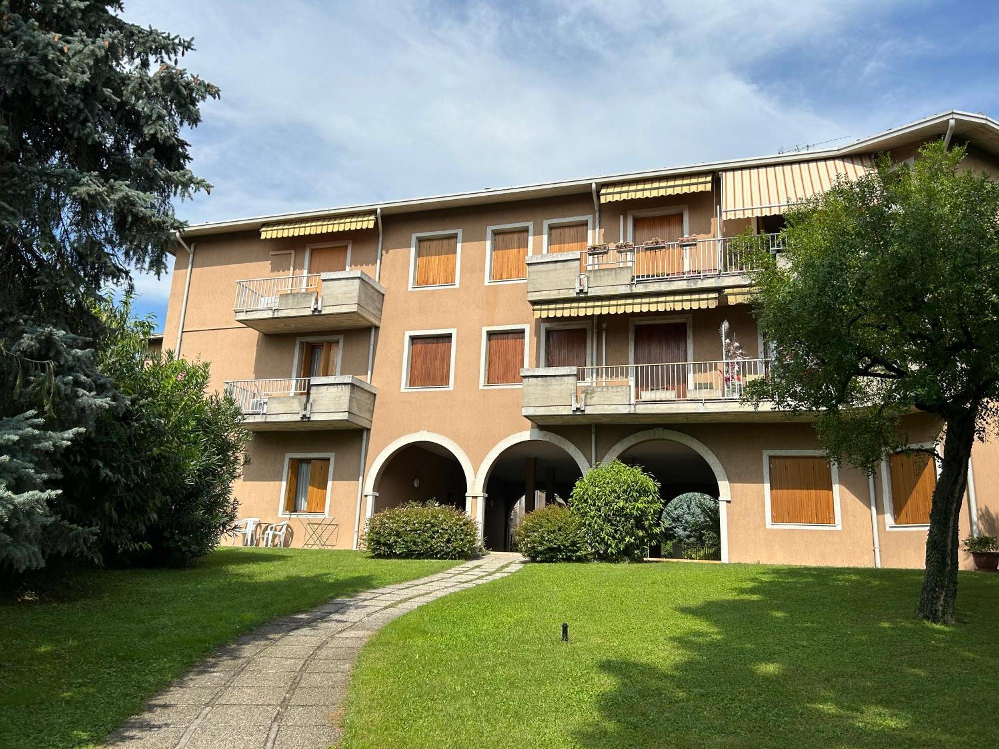 Gold Garda Desenzano Apartment Desenzano del Garda Ngoại thất bức ảnh