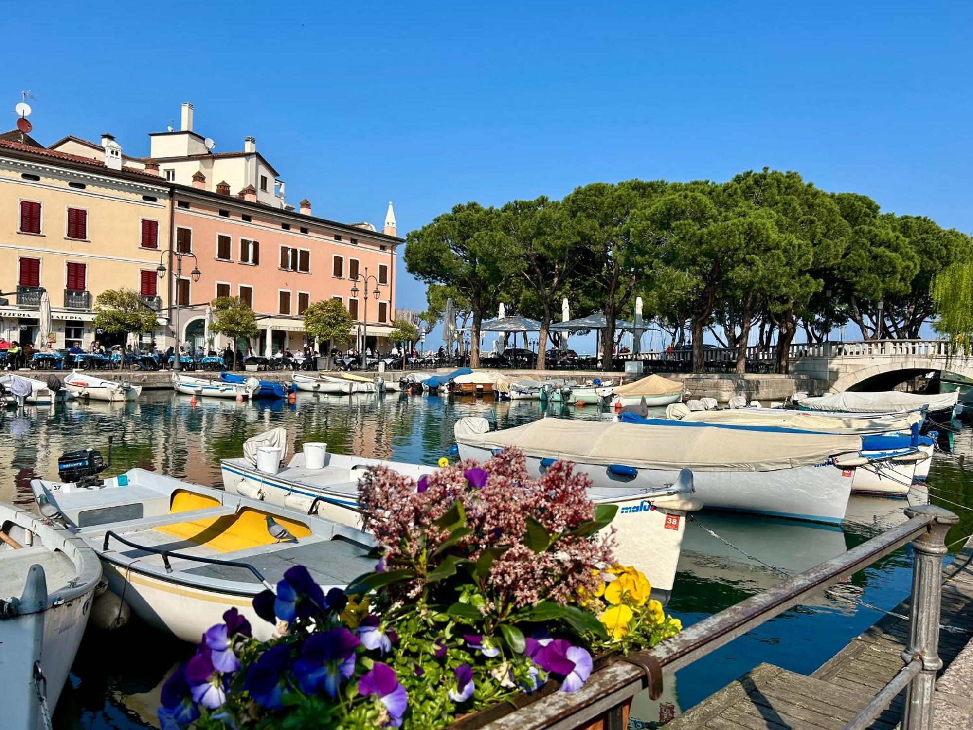 Gold Garda Desenzano Apartment Desenzano del Garda Ngoại thất bức ảnh