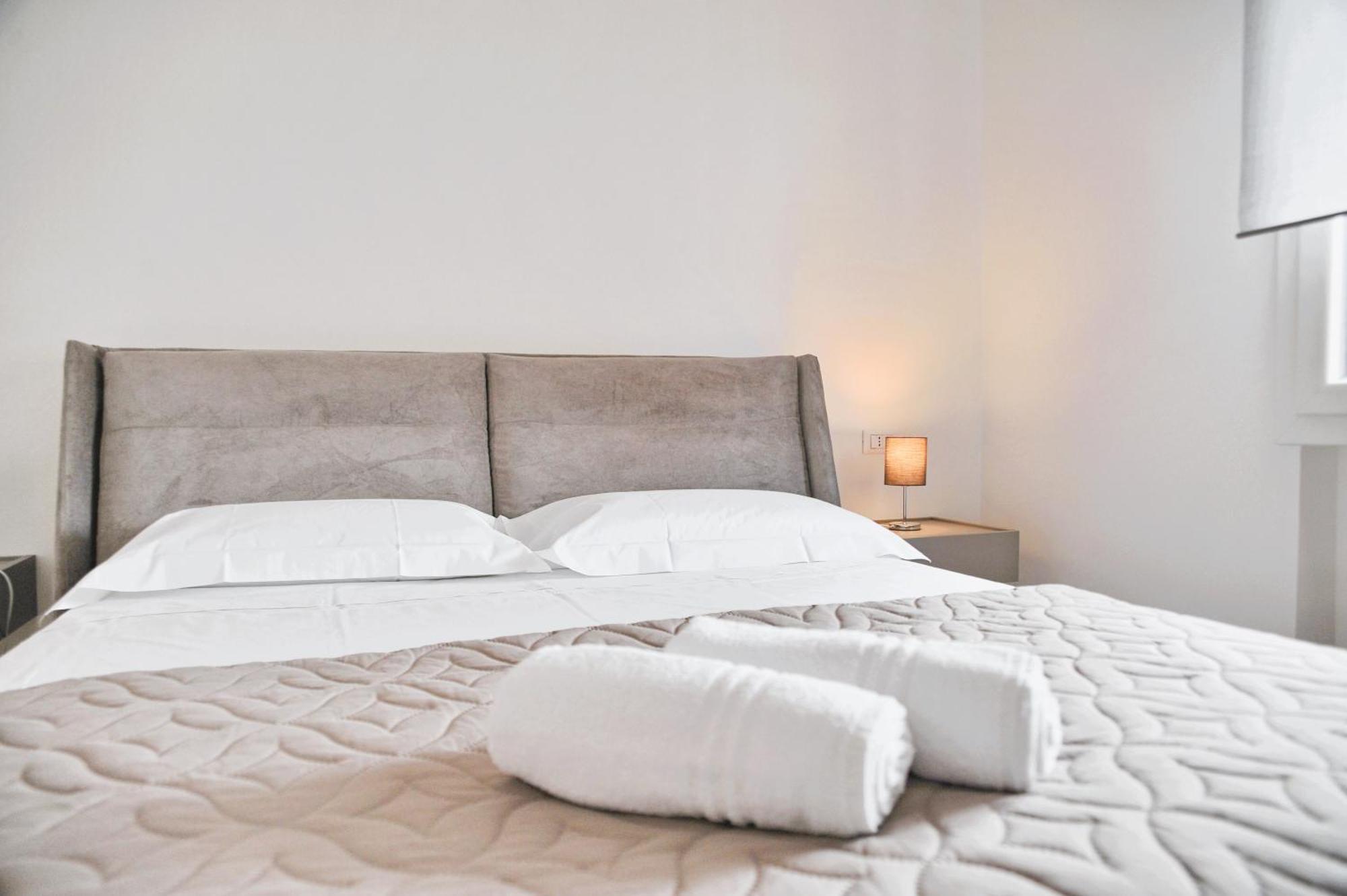 Gold Garda Desenzano Apartment Desenzano del Garda Ngoại thất bức ảnh